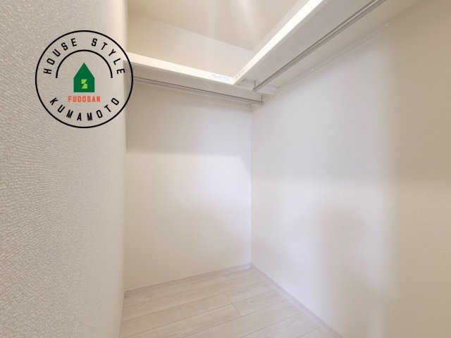 上益城郡御船町小坂第2-2棟（1号棟）の内観：施工例|洋服や大きな荷物が多い方や人数の多いご家族などは、一般的なクローゼットよりもウォークインクローゼットのほうが使い勝手が良いです。