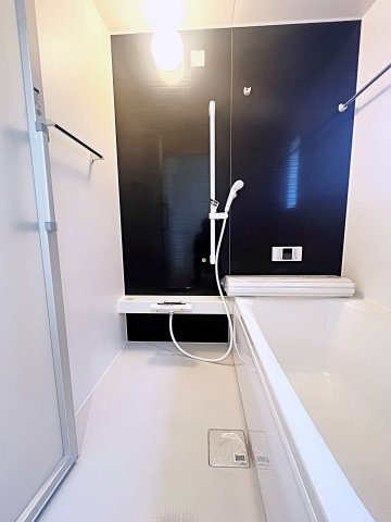 新築戸建・新築建売　二本松市油井第5　油井小・安達中の浴室|浴室乾燥機付きで小窓がついているので簡単に換気が可能です！洗濯物干しもできるので便利！