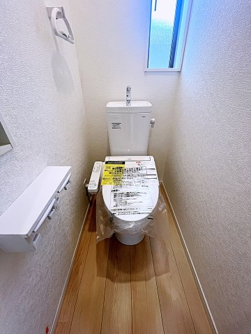 新築戸建・新築建売　二本松市油井第5　油井小・安達中のトイレ|白を基調としており小窓で換気ができるので清潔感のある空間。ペーパーホルダーが2つあるのも便利です！