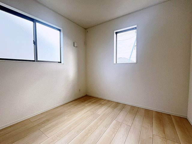 新築戸建・新築建売　二本松市油井第5　油井小・安達中の洋室|5.2帖の洋室は南東側の窓から自然光が長時間入る2面採光で、明るく気持ちの良いプライベート空間です！