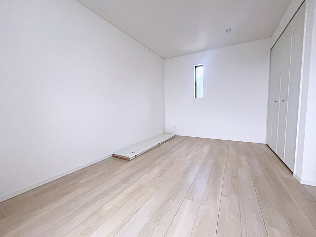 新築戸建・新築建売　二本松市油井第5　油井小・安達中の洋室|8帖の洋室は空間が広くご夫婦の主寝室におすすめです！バルコニーに面しています！