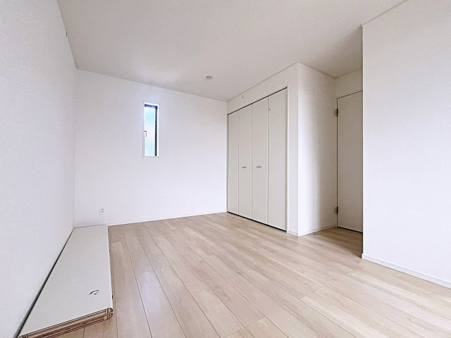 新築戸建・新築建売　二本松市油井第5　油井小・安達中の洋室|バルコニーに面しており大きな窓から日差しが入るので気持ちの良いプライベート空間です！