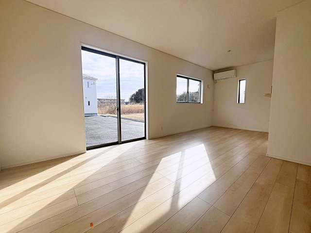 新築戸建・新築建売　二本松市油井第5　油井小・安達中の居間・リビング|16帖のLDKは南側の大きな窓から日差しが入り気持ちの良いリビングです！