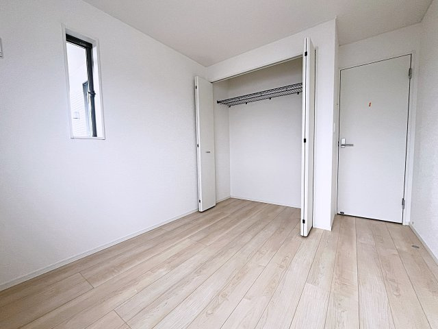 新築戸建・新築建売　二本松市油井第5　油井小・安達中の洋室|5.2帖の洋室は白を基調としており空間を広く見せてくれます！