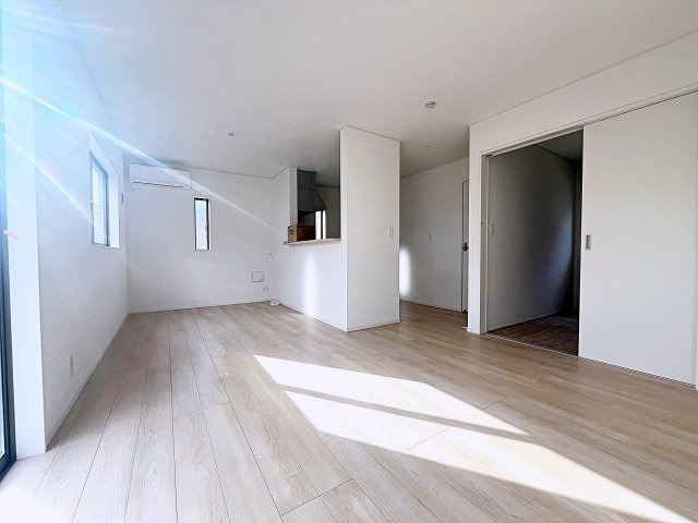 新築戸建・新築建売　二本松市油井第5　油井小・安達中の居間・リビング|太陽の日差しが気持ちの良いリビングは広々としているので家具を設置してもゆとりがあります！