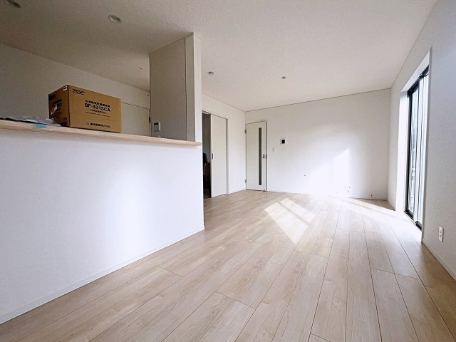 新築戸建・新築建売　二本松市油井第5　油井小・安達中の居間・リビング|キッチンの前にダイニングテーブルを設置すれば、お料理の配膳もスムーズです！