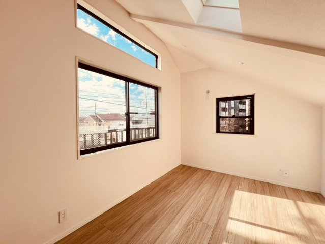【洋室】 | 練馬区春日町１丁目　中古戸建て | 高い位置に設けられた窓から、やさしい自然光が差し込む洋室