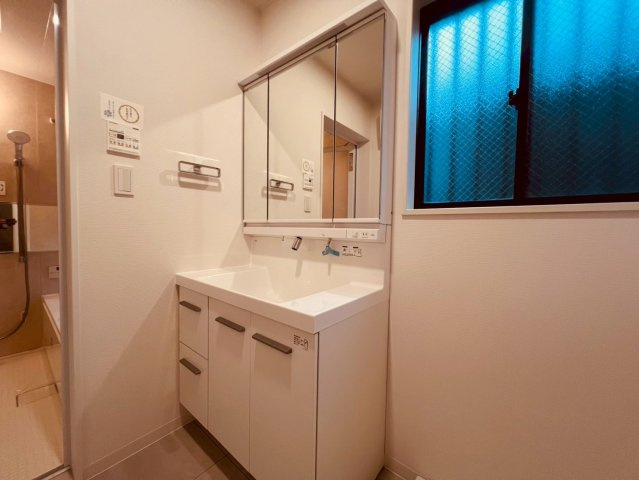 【独立洗面台】 | 練馬区春日町１丁目　中古戸建て | 清潔感あふれるデザインと使いやすさを兼ね備えた洗面化粧台