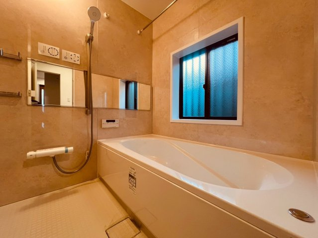 【浴室】 | 練馬区春日町１丁目　中古戸建て | 一日の疲れをやさしく癒してくれる、落ち着きのある浴室空間