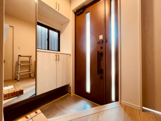 【玄関】 | 練馬区春日町１丁目　中古戸建て | 住まいの顔として、訪れる人をやさしく迎え入れる玄関スペース