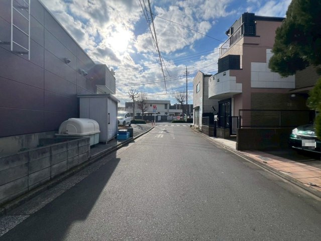【前面道路含む現地写真】 | 練馬区春日町１丁目　中古戸建て | 見通しの良い、落ち着いた住宅街でゆったり過ごせる住環境