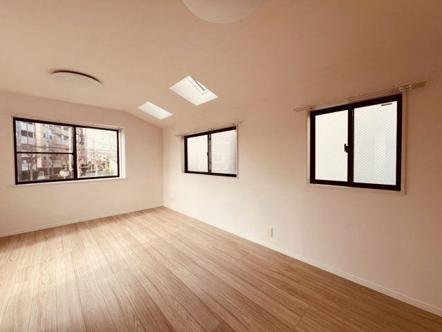 【居間・リビング】 | 練馬区春日町１丁目　中古戸建て | トップライトから降り注ぐやわらかな自然光が降り注ぎます