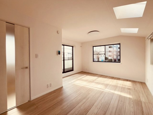 【居間・リビング】 | 練馬区春日町１丁目　中古戸建て | 家族が自然と集まり、会話と笑顔が生まれる心地よいLDK