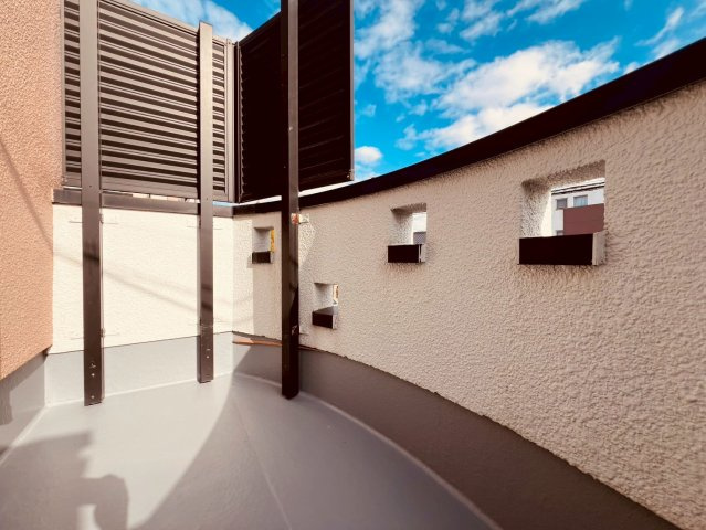 【バルコニー】 | 練馬区春日町１丁目　中古戸建て | 心地よい風と陽光に包まれるバルコニーは大切な空間