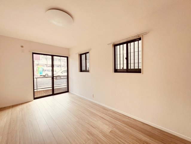 【洋室】 | 練馬区春日町１丁目　中古戸建て | やさしい光が差し込む洋室は、静かで落ち着きのある居心地の空間