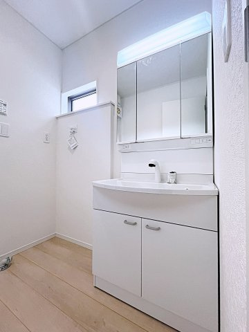 新築戸建・新築建売　二本松市油井第5　油井小・安達中の独立洗面台|三面鏡洗面台で朝の身支度もしやすい＆収納力も◎洗面台に物を置かずすっきり清潔に保つことができます！
