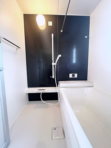 新築戸建・新築建売　二本松市油井第5　油井小・安達中の浴室|浴室乾燥機付きで小窓がついているので簡単に換気が可能です！洗濯物干しもできるので便利！