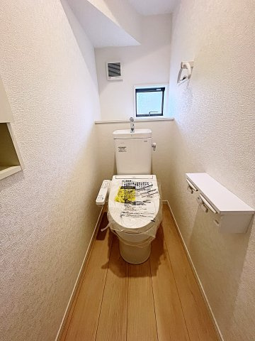 新築戸建・新築建売　二本松市油井第5　油井小・安達中のトイレ|白を基調としており小窓で換気ができるので清潔感のある空間。ペーパーホルダーが2つあるのも便利です！
