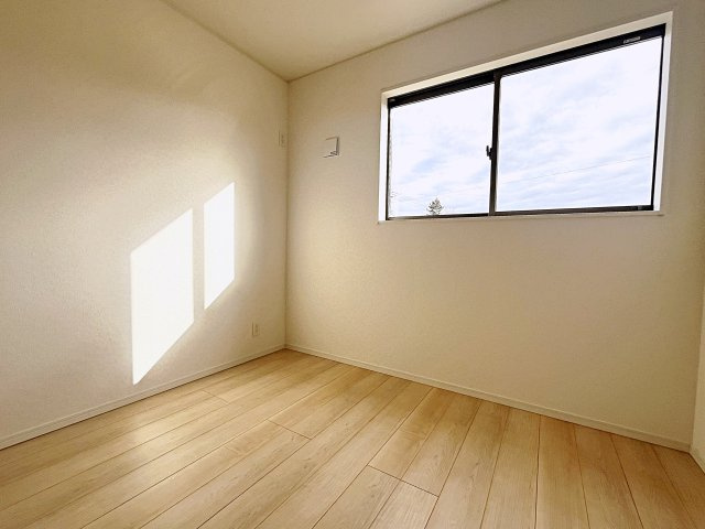 新築戸建・新築建売　二本松市油井第5　油井小・安達中の洋室|5帖の洋室はシンプルなので様々なテイストのインテリアも合いそうですね！