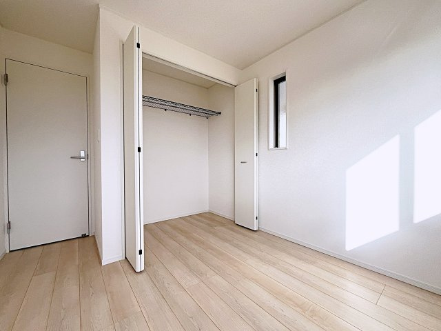 新築戸建・新築建売　二本松市油井第5　油井小・安達中の洋室|白を基調とした内装は空間を広く見せてくれます！