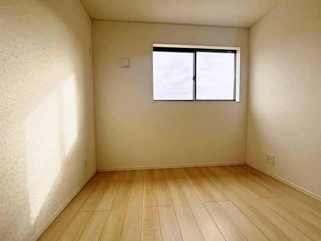 新築戸建・新築建売　二本松市油井第5　油井小・安達中の洋室|落ち着きのある空間で自分だけのプライベートな時間をお過ごしください！