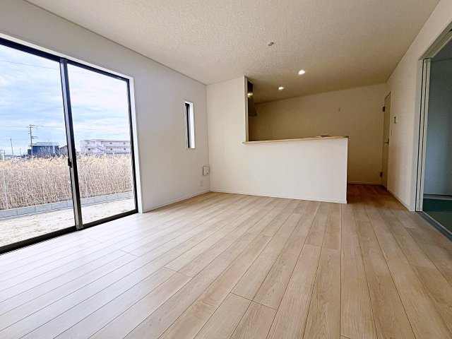 新築戸建・新築建売　二本松市油井第5　油井小・安達中の居間・リビング|LDKは15帖で南向きなので陽当たりが良く快適な家族団らんスペースです！