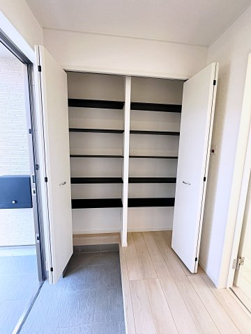 新築戸建・新築建売　二本松市油井第5　油井小・安達中の玄関|大容量のシューズボックスとSICがあり収納豊富な玄関スペース。玄関ドアから日差しが入り明るいです！