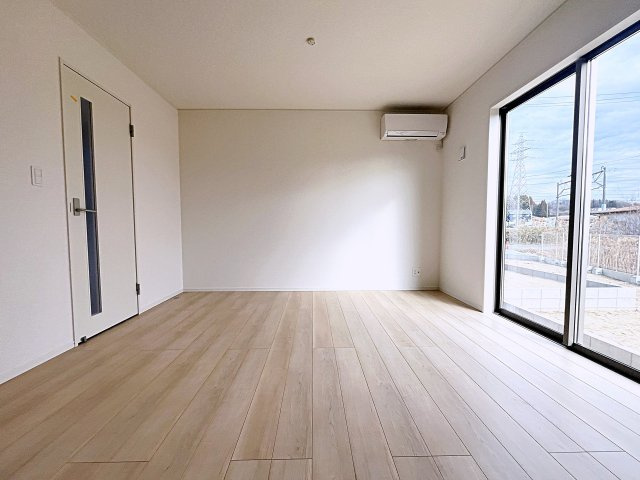 新築戸建・新築建売　二本松市油井第5　油井小・安達中の居間・リビング|太陽の日差しが気持ちの良いリビングは広々としているので家具を設置してもゆとりがあります！