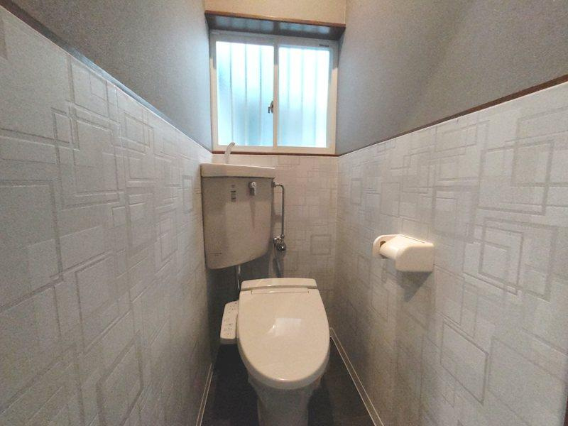 妙見坂2丁目　中古一戸建てのトイレ|温水洗浄便座付き
■物件内覧・資金計画相談・住宅ローン相談、リフォーム相談、お問合せ受付中■
※当日・翌日のご内覧、ご相談はお電話でのお問合せがスムーズです！