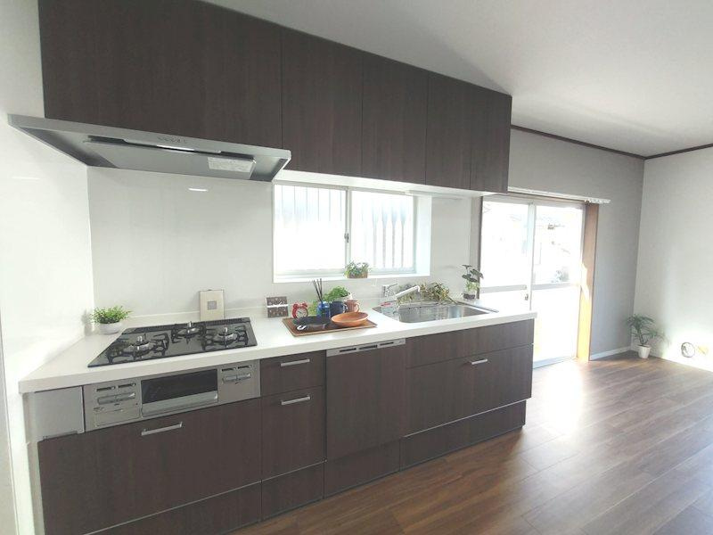 妙見坂2丁目　中古一戸建てのキッチン|システムキッチン　３口コンロ
■物件内覧・資金計画相談・住宅ローン相談、リフォーム相談、お問合せ受付中■
※当日・翌日のご内覧、ご相談はお電話でのお問合せがスムーズです！