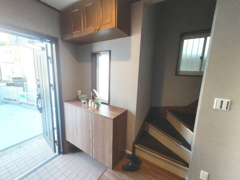 妙見坂2丁目　中古一戸建ての内装|玄関ホール　階段
■物件内覧・資金計画相談・住宅ローン相談、リフォーム相談、お問合せ受付中■
※当日・翌日のご内覧、ご相談はお電話でのお問合せがスムーズです！