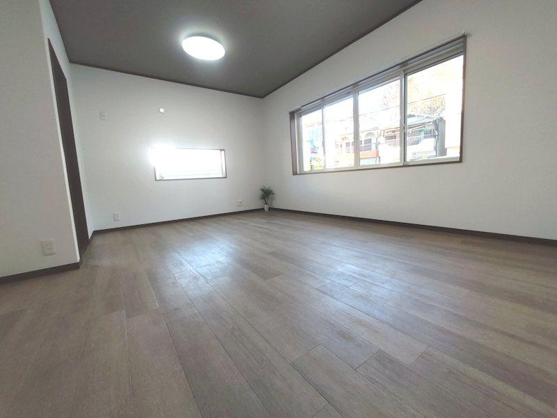 妙見坂2丁目　中古一戸建ての洋室|洋室9.5帖
■物件内覧・資金計画相談・住宅ローン相談、リフォーム相談、お問合せ受付中■
※当日・翌日のご内覧、ご相談はお電話でのお問合せがスムーズです！