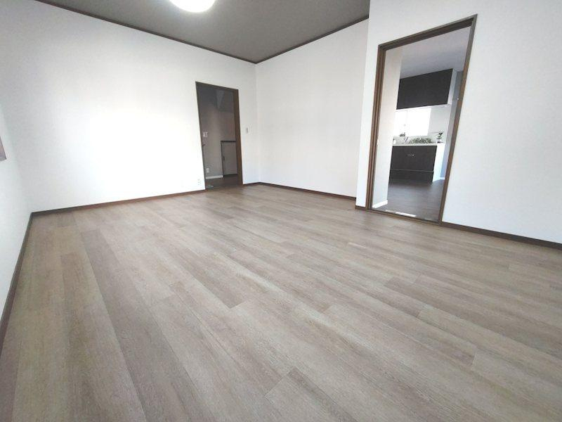 妙見坂2丁目　中古一戸建ての寝室|洋室9.5帖　リビング横のお部屋
■物件内覧・資金計画相談・住宅ローン相談、リフォーム相談、お問合せ受付中■
※当日・翌日のご内覧、ご相談はお電話でのお問合せがスムーズです！