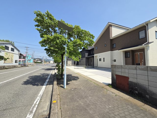新築　みどり市大間々町大間々2期　Blooming　Garden　１号棟の前面道路含む現地写真|現地写真　北側接道幅員約15ｍ　東側接道幅員約16ｍ