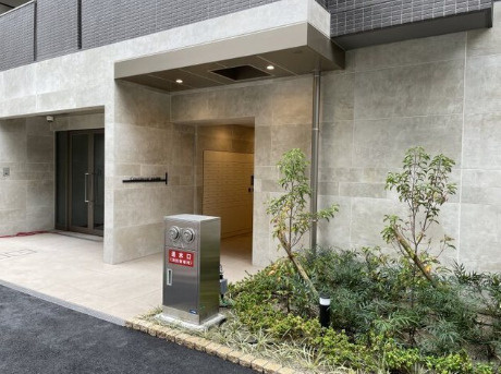 大阪市中央区高麗橋１丁目の店舗事務所のエントランス