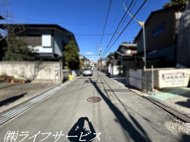 【前面道路含む現地写真】 | 豊中市城山町４丁目土地 | 前面道路の様子・幅員５ｍ公道に接道