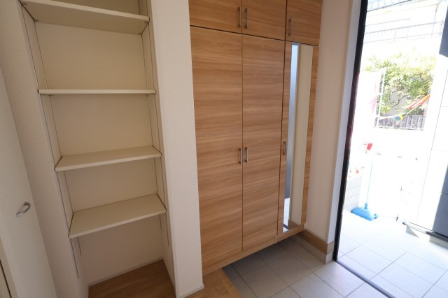 《仲介手数料無料》蓮田市西城１丁目49-1新築一戸建てブルーミングガーデンの玄関