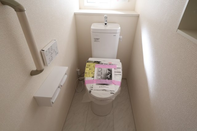 《仲介手数料無料》蓮田市西城１丁目49-1新築一戸建てブルーミングガーデンのトイレ