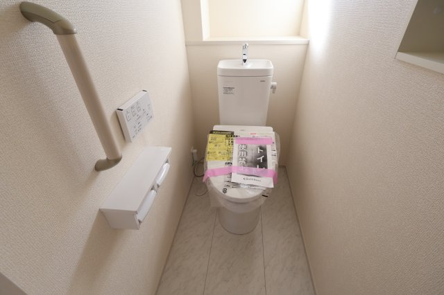 《仲介手数料無料》蓮田市西城１丁目49-1新築一戸建てブルーミングガーデンのトイレ