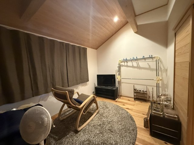 埼玉県鴻巣市箕田3576-1の洋室