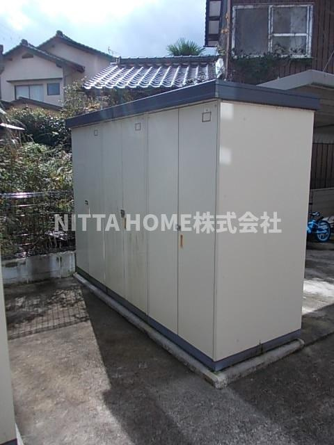 プレシャスローズのその他共用部分|室外物置完備でスタッドレスタイヤの収納ができます！