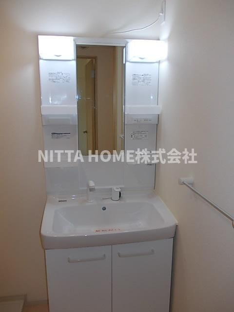 プレシャスローズの洗面所|シャワー付き洗面台で朝の身支度はバッチリ◎