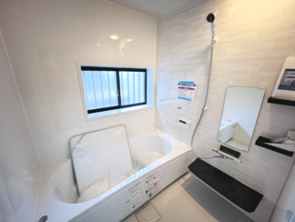 【浴室】 | 千葉市稲毛区宮野木町　中古戸建　スポーツセンター駅 | リフォーム済み！白を基調としたおしゃれな浴室でのびのび浸かれます！
