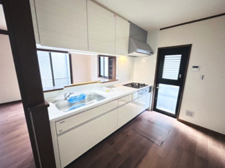 【キッチン】 | 千葉市稲毛区宮野木町　中古戸建　スポーツセンター駅 | システムキッチンは新品に交換済み！勝手口が付いているので、ゴミ出しや換気がスムーズ。新しいキッチンで、毎日のお料理がもっと楽しくなります！