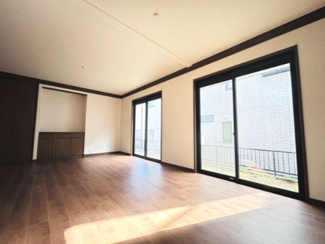 【居間・リビング】 | 千葉市稲毛区宮野木町　中古戸建　スポーツセンター駅 | 南東向きになりますので日がよく当たりぽかぽかお過ごしいただけます。
お庭も付いておりあまり人目も気にならないのでのんびりとくつろげます！