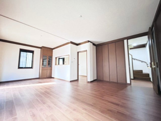 【居間・リビング】 | 千葉市稲毛区宮野木町　中古戸建　スポーツセンター駅 | 約14帖のリビングダイニングは、和室と隣接しており、扉を開ければさらに開放的な空間として広々と使えます 。