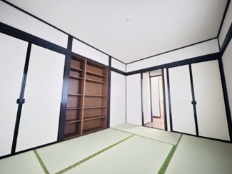 【和室】 | 千葉市稲毛区宮野木町　中古戸建　スポーツセンター駅 | リビング横の6帖の和室は、畳の表替え、障子・襖の張替えを完了。い草の香りに癒やされる空間は、客間やお子様の遊び場、お昼寝スペースに最適です 。