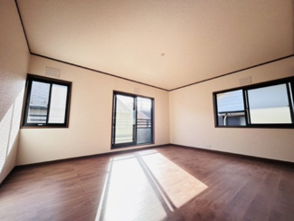 【洋室】 | 千葉市稲毛区宮野木町　中古戸建　スポーツセンター駅 | 2階の主寝室はなんと10帖！ダブルベッドを置いてもまだまだ余裕があります。プライベートな時間をゆったり過ごせる贅沢な広さです 。