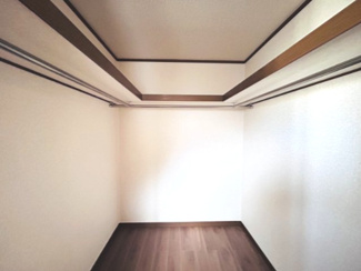 【収納】 | 千葉市稲毛区宮野木町　中古戸建　スポーツセンター駅 | 3.5帖もの広さを誇る大型ウォークインクローゼット！衣類だけでなく、季節家電やスーツケース、趣味のアウトドア用品まで丸ごと収納できる頼もしい収納力です 。