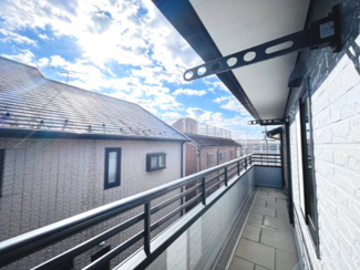 【バルコニー】 | 千葉市稲毛区宮野木町　中古戸建　スポーツセンター駅 | 南東向きのバルコニーは陽当たり良好。晴れた日にはお布団を干して、ふかふかの寝具で眠れます 。